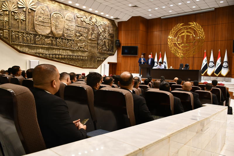 المعهد القضائي يقيم محاضرة تخصصية في مجال القانون الدولي