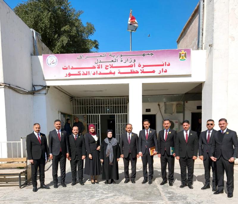 <p>طلبة المعهد القضائي يطلعون ميدانياً على الدور الرقابي للادعاء العام في سجن بغداد للأحداث</p>