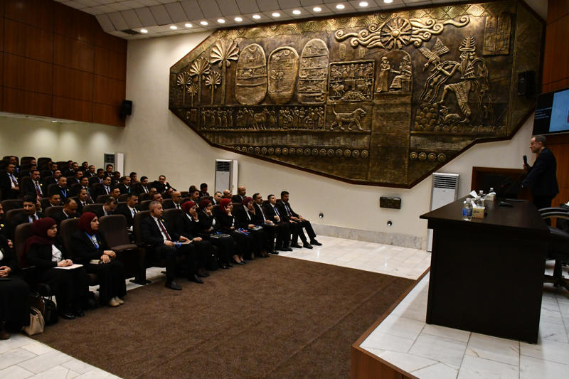 <p>المعهد القضائي ينظم محاضرة تخصصية عن التحديات في التحقيق وملاحقة القادة في الجريمة الدولية والعابرة للحدود</p>