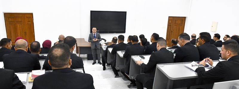 <p>دور الادعاء العام في محكمة الجنح محور محاضرة لطلبة الدورة (51)</p>