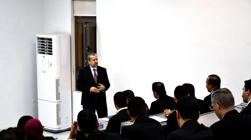 <p>مدير عام المعهد القضائي يؤكد أهمية السلوك المهني وقواعد البروتوكول والإتكيت لدى قضاة المستقبل</p>